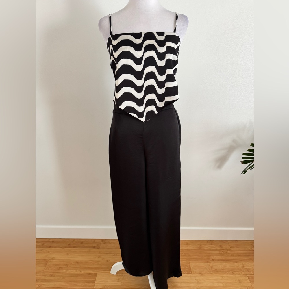 New! House Of Harlow 2 piece set, satin pants and tie crop top size small black